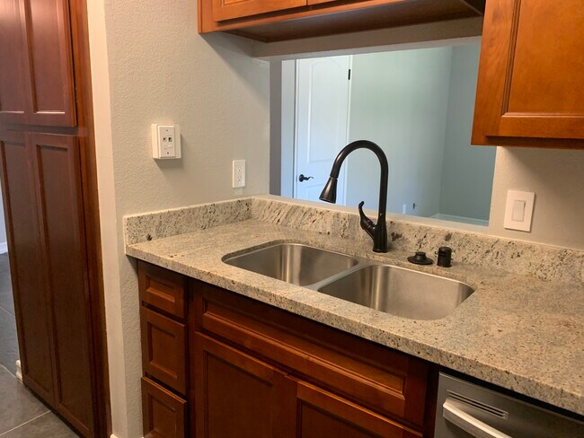 Building Photo - 6250 Havenside Dr