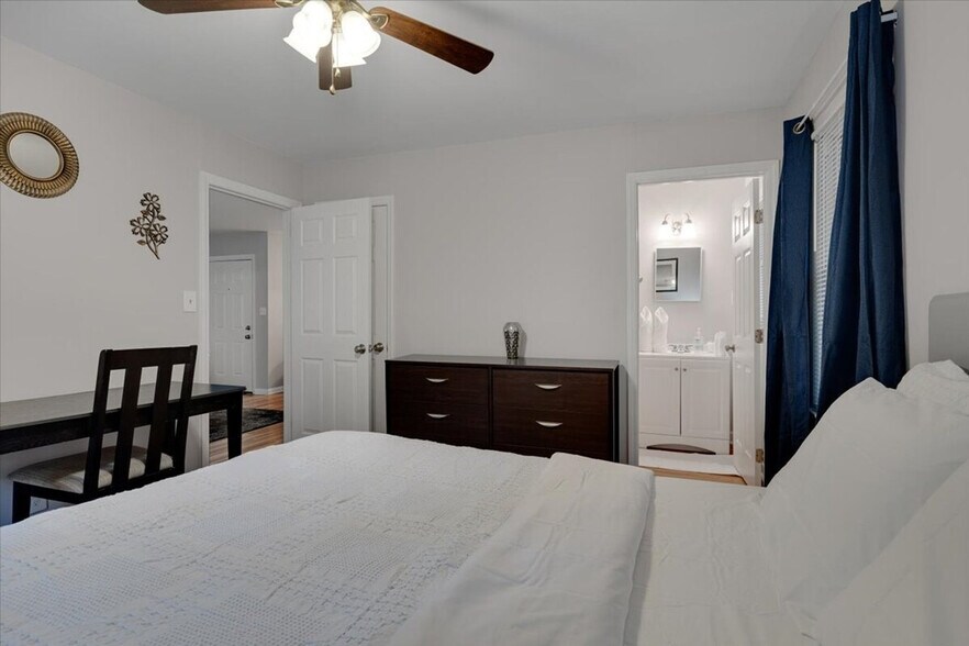 Building Photo - 803 W Markham Ave