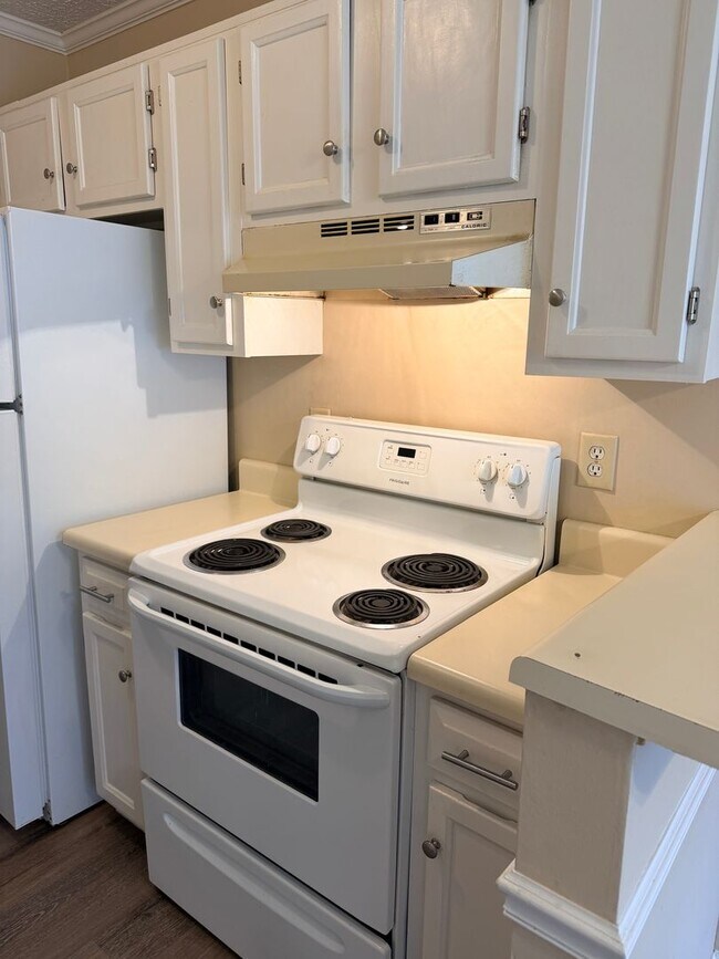 Building Photo - Charming Townhouse in East Cobb!