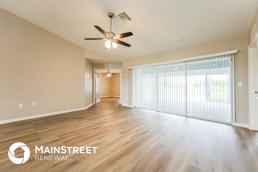 Building Photo - 702 Yvonne Ave N