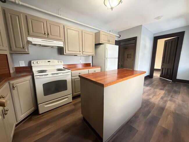 Building Photo - 79 Pine St