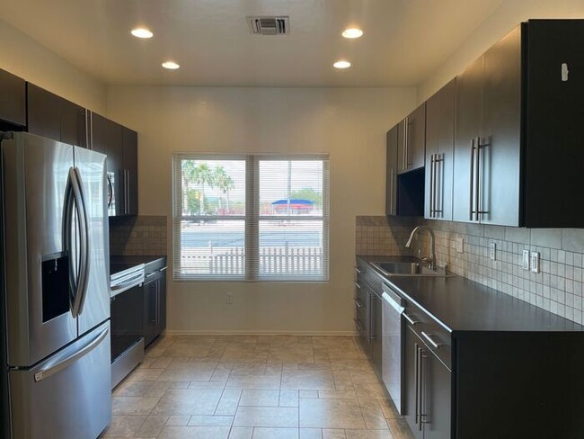 Building Photo - 3Bdm 3Ba close to U of A! must see!