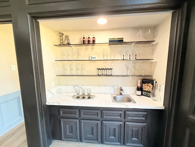 Building Photo - 1711 Surrey Ct