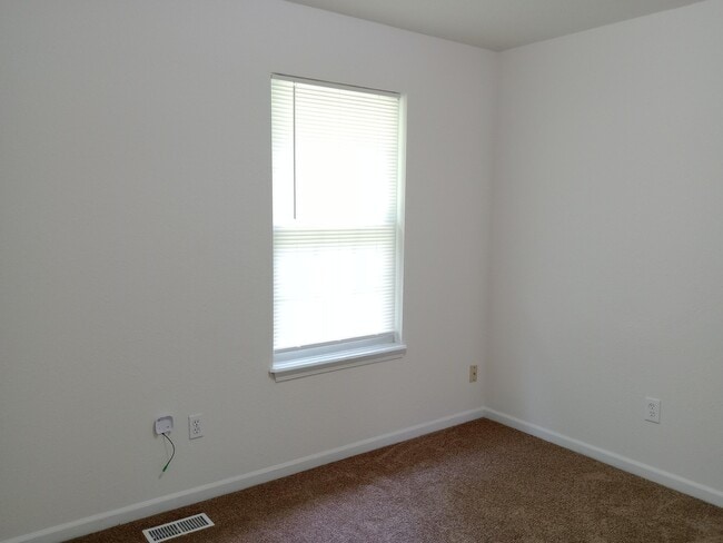 Building Photo - 702 Upland Creek Rd