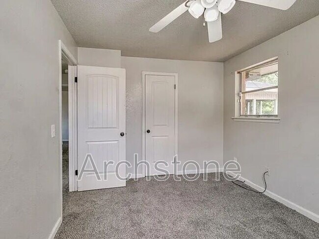 Building Photo - 3217 Overland Dr