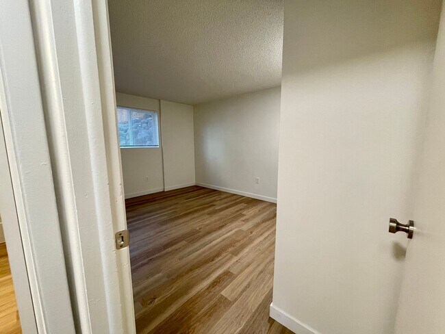 Building Photo - DESIRABLE MILLWOOD NEIGHBORHOOD ON TREE LI...