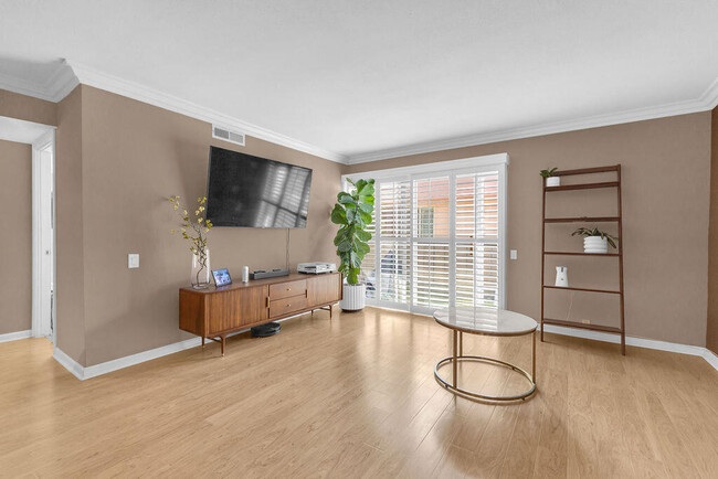 Building Photo - 400 N Sunrise Way