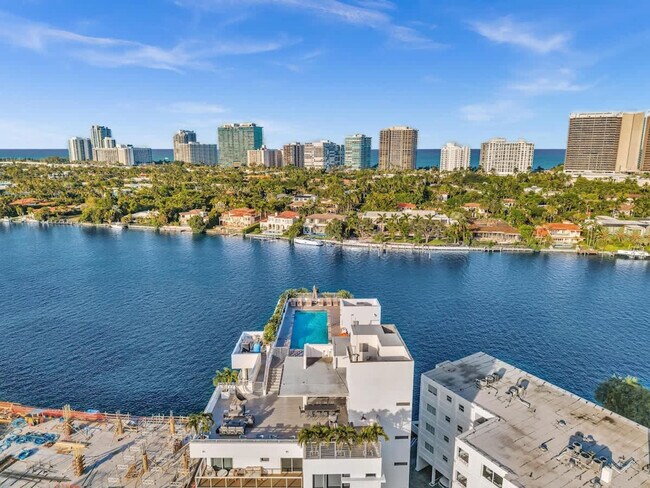 Building Photo - 9901 E Bay Harbor Dr