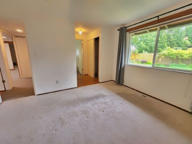Building Photo - Beautiful 4 Bed 1.75 Bath Home Near Microsoft