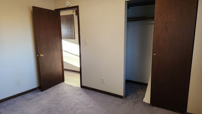 Building Photo - 2 bedroom on quiet street!