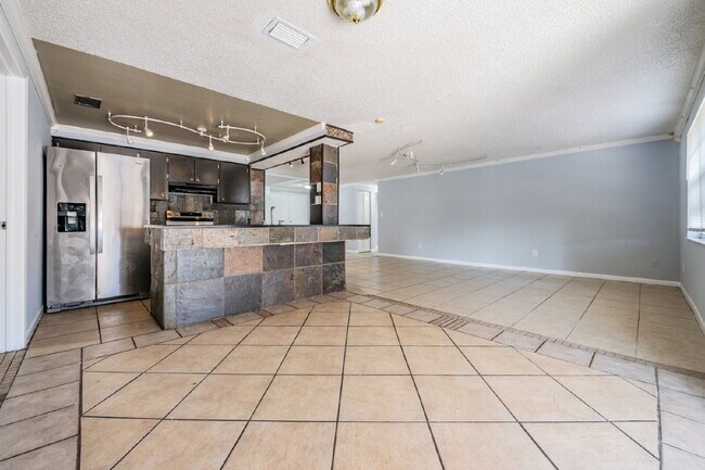 Building Photo - 16001 Saddlestring Dr