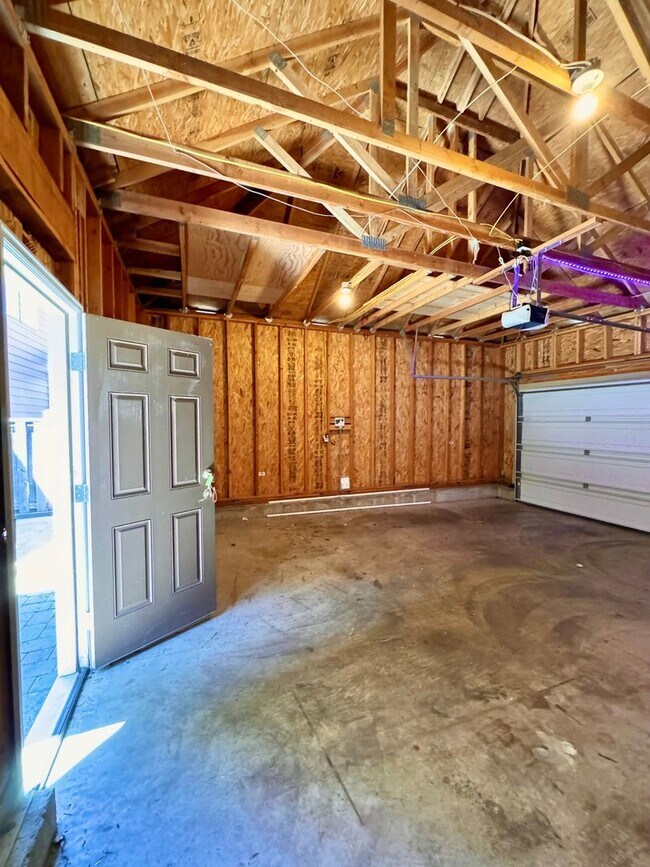 Building Photo - Beautiful Pet Friendly South Corvallis Home