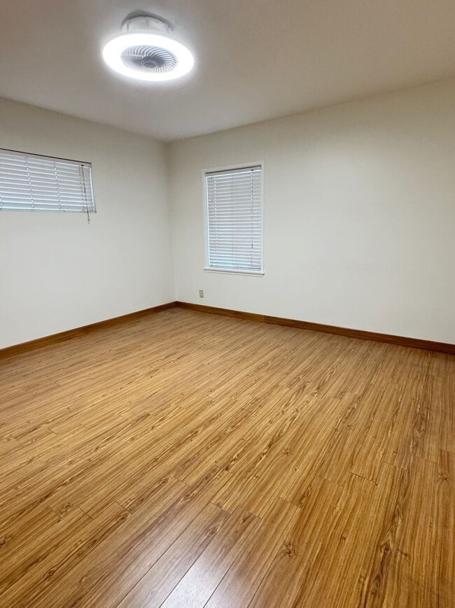 Building Photo - Charming 3-Bedroom Front Home only in Lakewood