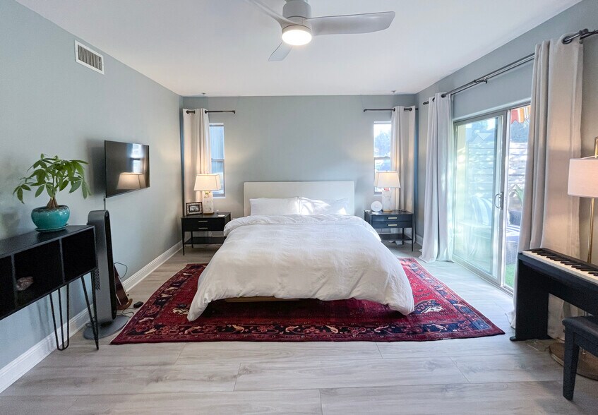 Building Photo - 5037 Rosewood Ave