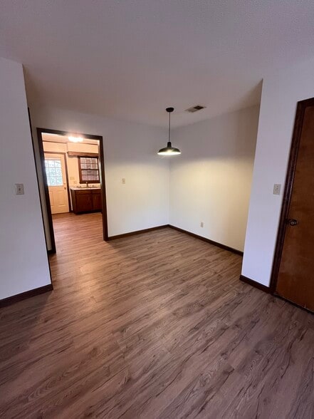 Building Photo - 2040 Pineview Dr