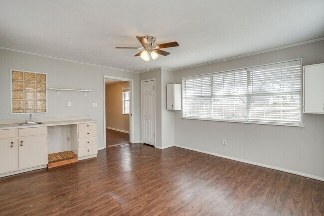 Building Photo - Amazing Historic 1940's Home in Original Cleburne- 4 Bed- 3 Bath w/ Multiple Living Areas- 76033