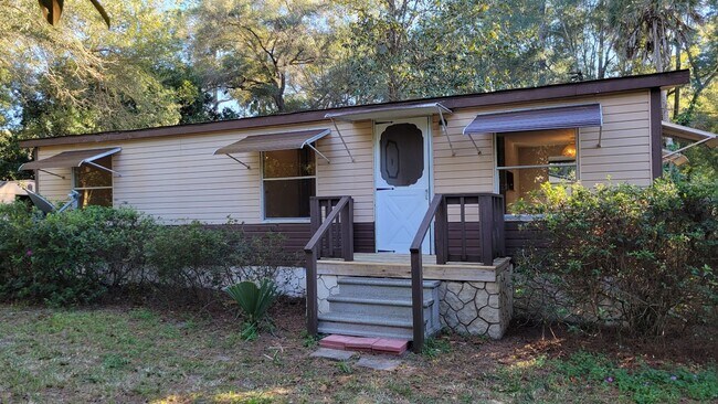 Building Photo - FULLY FENCED! 3 bedroom, 1 bath home plus a covered deck