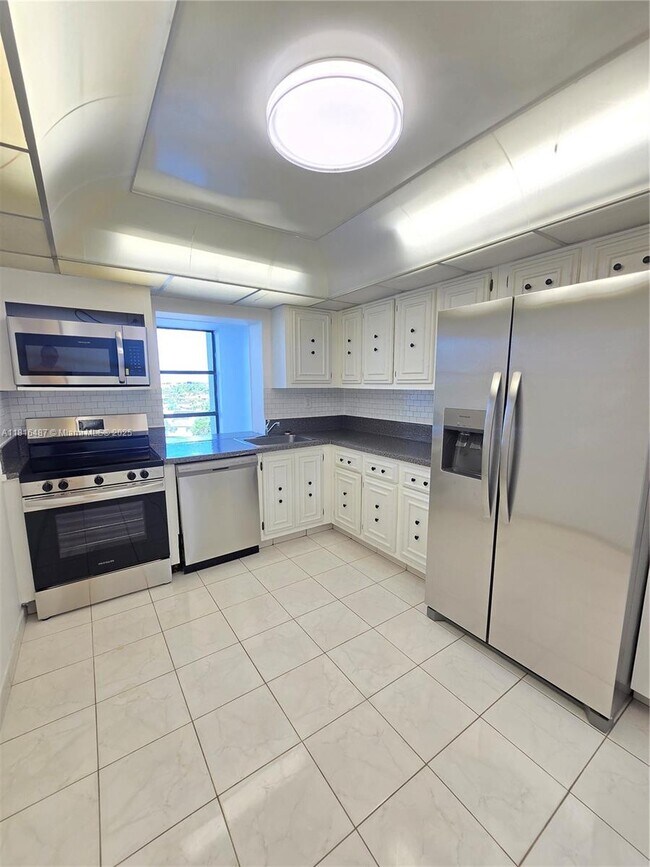 Building Photo - 1000 Parkview Dr