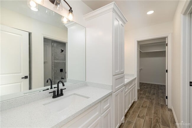 Building Photo - 18 Ida Dr