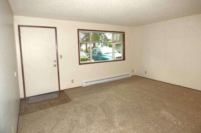 Building Photo - Rent Special: 1/2 Off April's Rent!! 2-bedroom Single Level Apartment