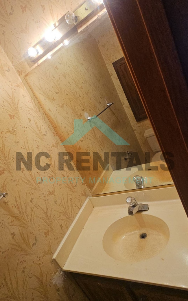 Building Photo - 340 Vista Cir