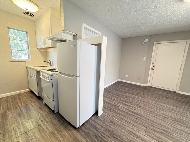 Building Photo - 2501 Yoakum Blvd