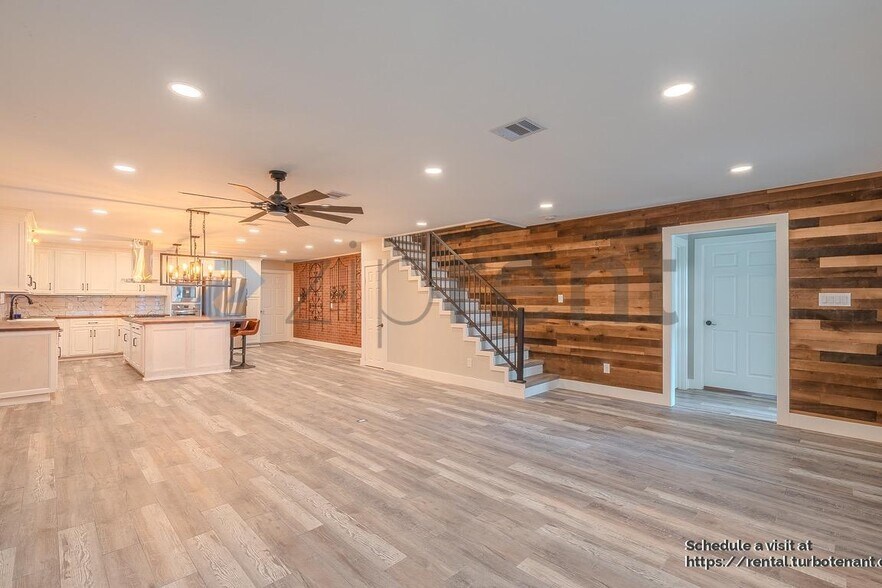 Building Photo - 722 Riveredge Dr