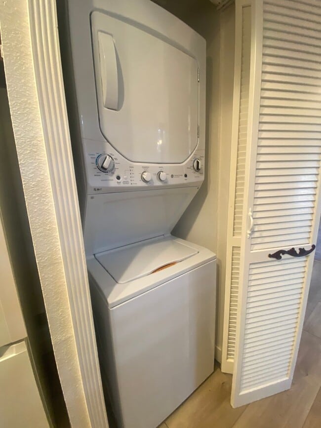 Building Photo - Pleasanton Townhouse, 2 Bed 2 Bath Upstairs End Unit, Private Patio, 2 parking spots, Close to do...