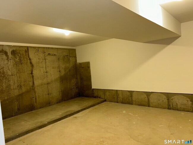 Building Photo - 62 Soundview Ave