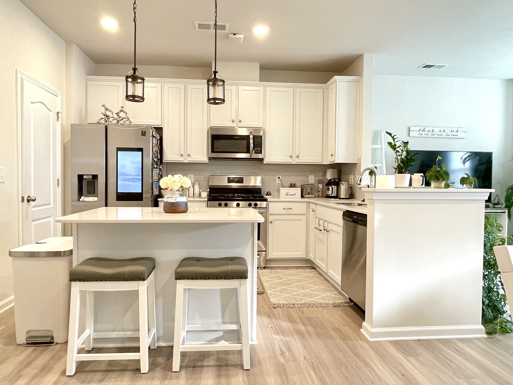 Kitchen with Island w/ breakfast bar - 9451 Avery Lilac Ln