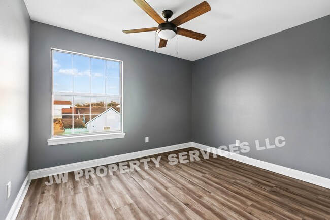 Building Photo - 2632 Annette St