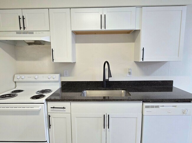 Building Photo - [1736-1738] Fern Rd E