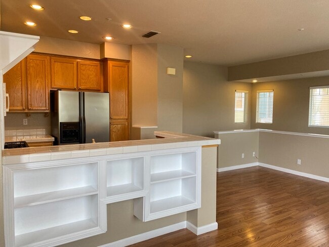 Building Photo - Low Deposit W/ Garage Parking & In Unit Laundry!