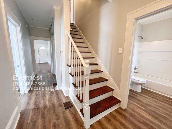 Building Photo - 203 S Elm St