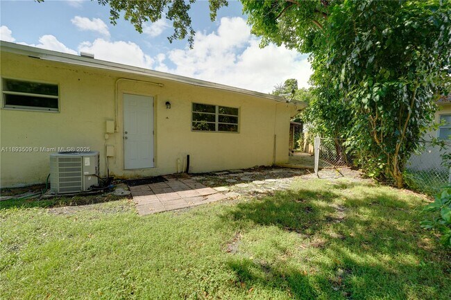 Building Photo - 2401 SW 58th Manor