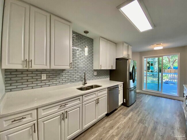 Building Photo - 402 Fairpoint Dr