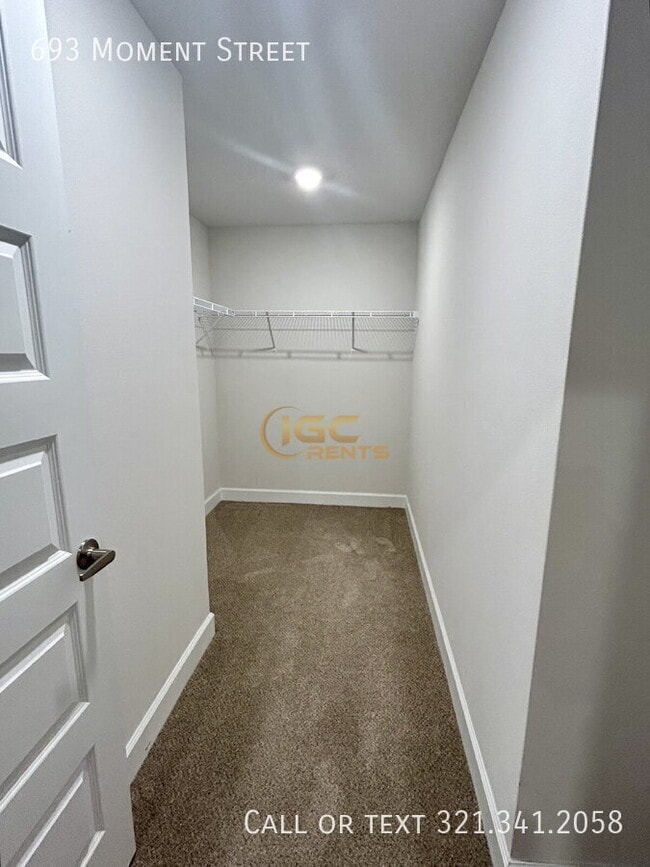 Building Photo - 693 Moment St