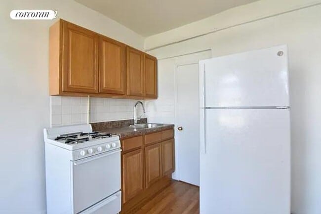 Primary Photo - 129 Columbia St
