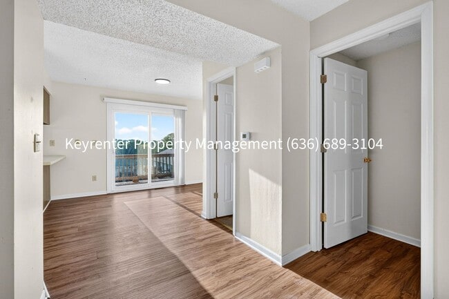 Building Photo - Charming 2-Bedroom Condo Available for Rent in Saint Peters!