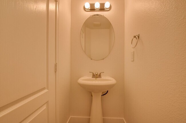 Building Photo - Gorgeous 3 bedroom 2.5 bathroom Townhome c...