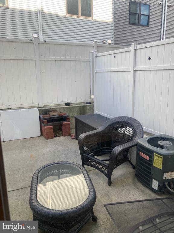 Building Photo - 1212 N Front St