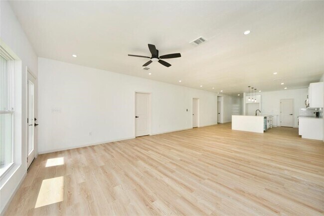 Building Photo - 600 Rd 5105