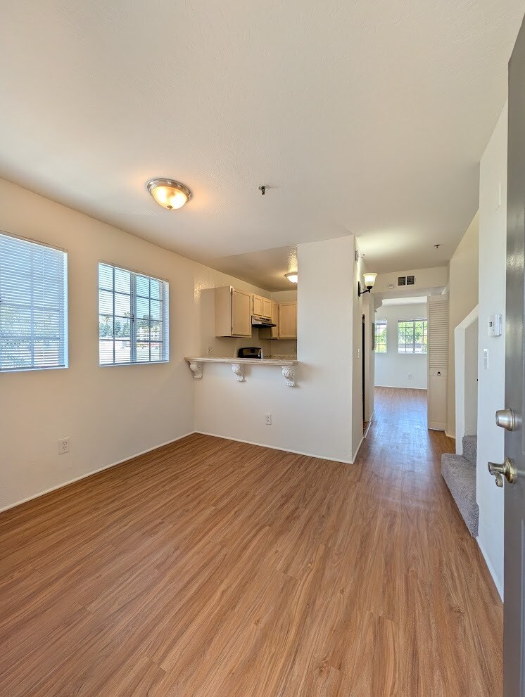 Building Photo - 1460 N Mansfield Ave