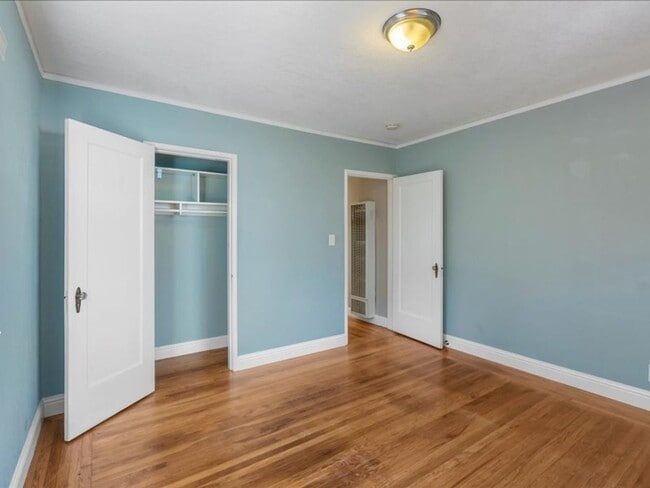 Building Photo - Sunny & Bright Bungalow in King Estates