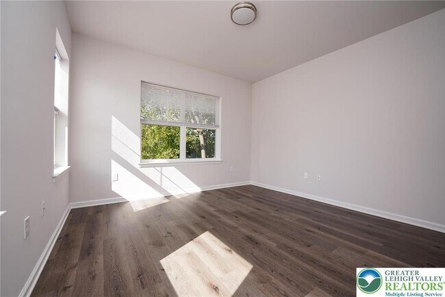 Building Photo - 1210 Eaton Ave