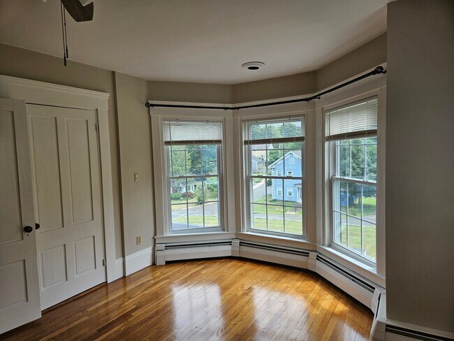 Building Photo - 2 Bedroom townhouse style apartment