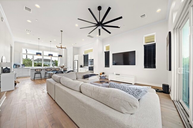 Building Photo - 907 W 16th St