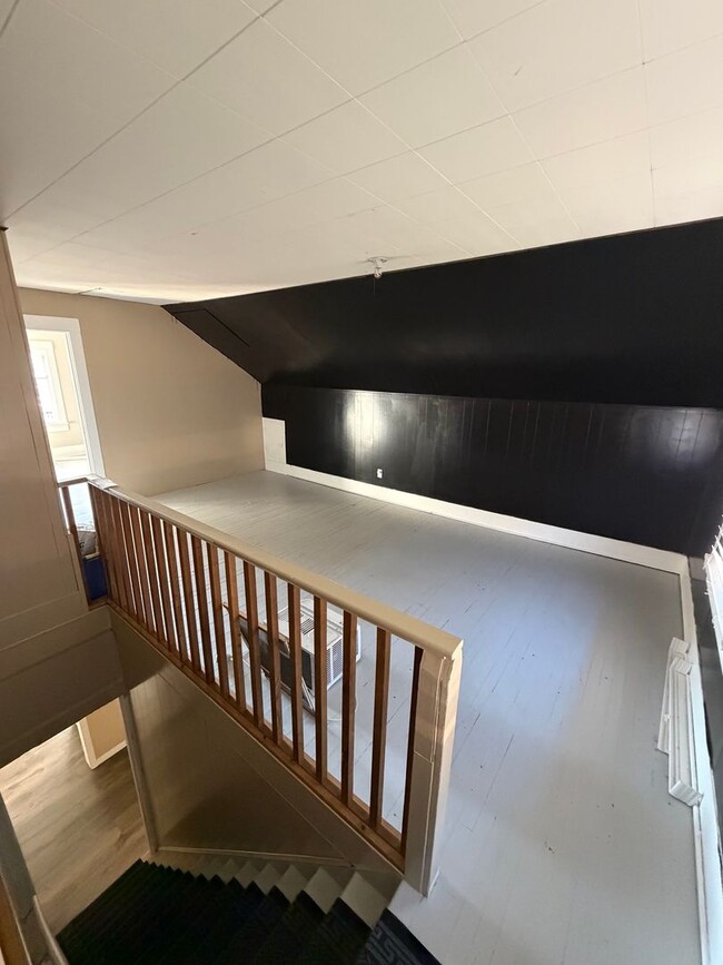 Building Photo - Charming home in a great neighborhood