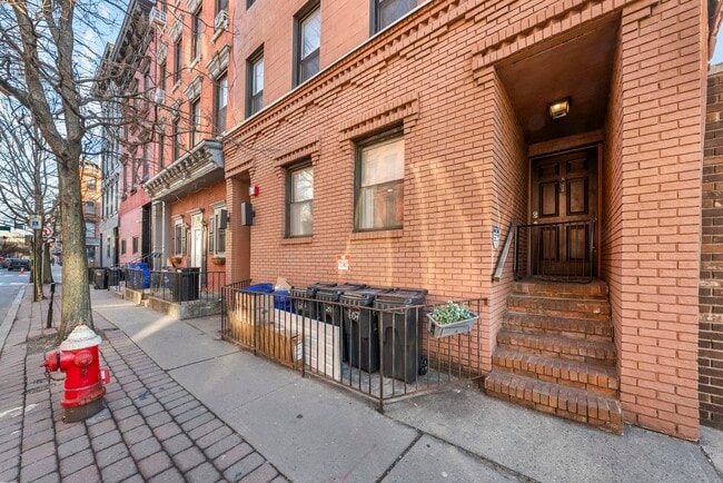 Building Photo - 607 1st St