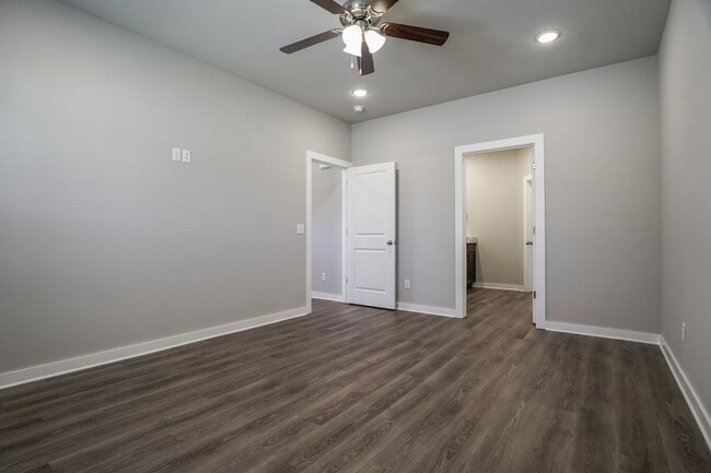 Building Photo - 4 Bedroom 3.5 bath home in Fayetteville!